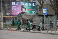 Новости » Общество: В Керчи восстанавливают плиточное покрытие у остановки «Билетные кассы»