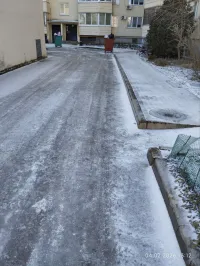 Новости » Общество: Жители района Аршинцево в Керчи жалуются на необработанные песком тротуары