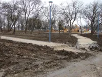 Новости » Общество: В Приморском парке Керчи благоустраивают боковую зону со стороны больницы