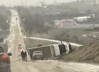 Новости » Криминал и ЧП: На въезде в Керчь перевернулся грузовик