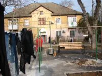 Новости » Общество: Жильцы домов по Славы, 12 и 14 в Керчи мечтают о большой бельевой площадке