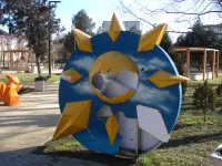 Новости » Общество: В Солнечном сквере Керчи вандалы повредили обшивку инсталляции Солнца