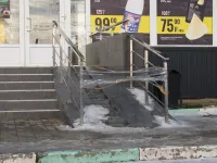 Новости » Общество: В супермаркет по Кирова, 105 в Керчи доступ колясочникам ограничен