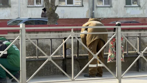 В Керчи ограждения вдоль речки Мелек-Чесме начали красить