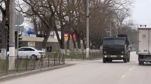 На Вокзальном шоссе частично установили металлические ограждения вдоль дороги