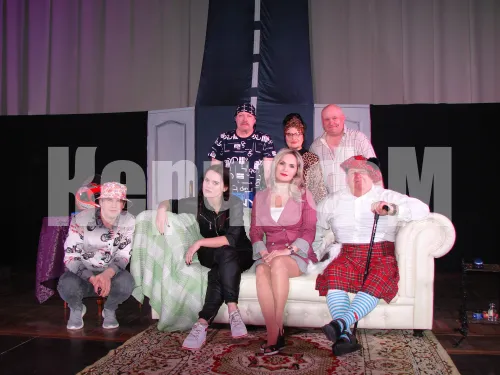 Новости » Культура: Керченские театралы представили зрителю комедию "Папа в паутине"