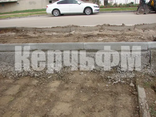 Жители частного сектора по Кирова по-прежнему не могут выехать из своих дворов из-за высоких бордюров