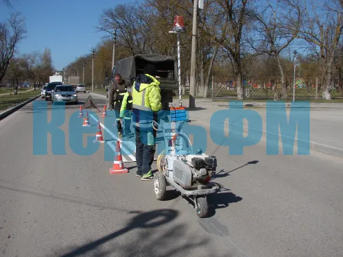 У пешеходного перехода зоны отдыха "Черепашка" в Керчи дорожники наносят разметку