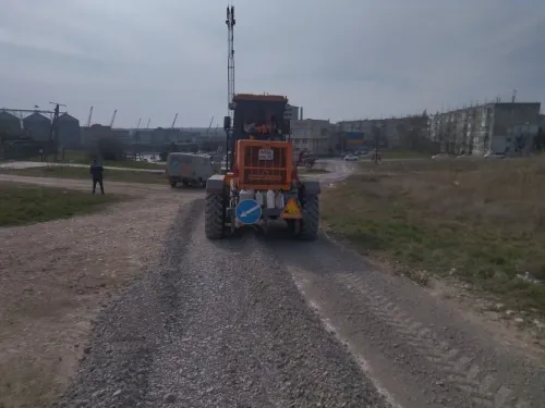В Керчи продолжают ремонтировать грунтовые дороги