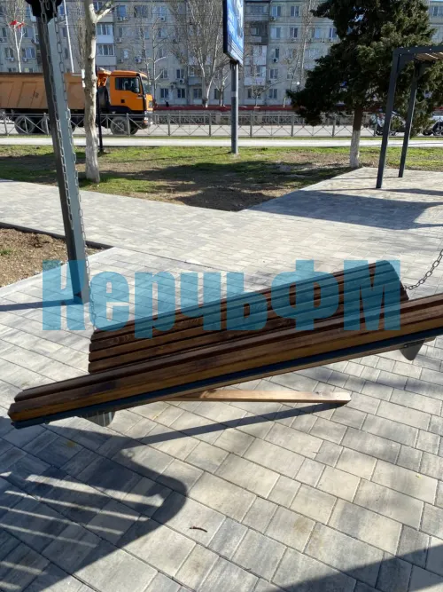 У здания КРЭС в Керчи неизвестные сломали качели под перголами