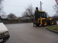 Новости » Общество: Неправильно припаркованная тяжелая техника стоит на Кирова в Керчи несколько дней