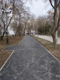 Новости » Общество: Аллею вдоль дома по Сморжевского, 3 в  Керчи заасфальтировали полностью