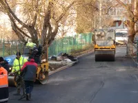 Новости » Общество: В Керчи заасфальтировали подъездные пути за супермаркетом "4-М"
