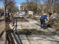 Новости » Общество: Вдоль тротуара перед Школой искусств в Керчи укладывают бордюры