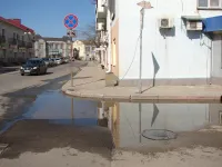 Советская, 9 в Керчи: центр, сухая погода и постоянная лужа