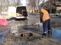 Водоканал устраняет течь из канализационного колодца в районе перекрестка Энгельса и 12 Апреля