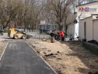 Новости » Общество: Со стороны парковки Росгвардии в Керчи уложили новый тротуар