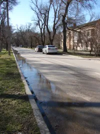 Новости » Коммуналка: По дороге улицы Суворова в Керчи бегут канализационные ручьи