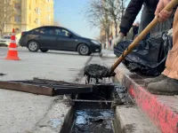 Новости » Общество: В Керчи продолжают чистить ливневки