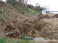 Новости » Общество: На зоне отдыха Сморжевского в Керчи пока работает только уборщица территории