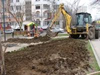 Новости » Общество: Во дворе по Кирова, 119 у детской площадки восстанавливают зеленую зону