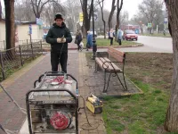 Новости » Общество: На аллее Казакова в Керчи начали устанавливать новые лавочки