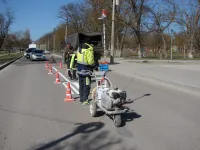 Новости » Общество: У пешеходного перехода зоны отдыха "Черепашка" в Керчи дорожники наносят разметку