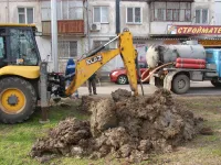 Новости » Коммуналка: У дома по Войкова, 17 в Керчи водоканал ликвидирует порыв