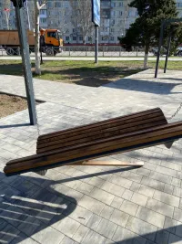 Новости » Общество: У здания КРЭС в Керчи неизвестные сломали качели под перголами