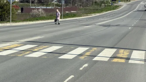 В Керчи на Индустриальном шоссе стираются "пешеходные переходы"