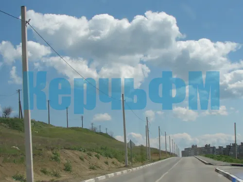 Новые опоры уличного освещения на безымянной дороге в Керчи ждут светильников