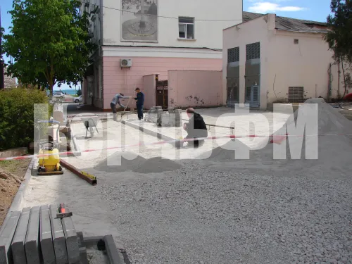 У здания Ленинской центральной районной больницы в Керчи делают новую площадку