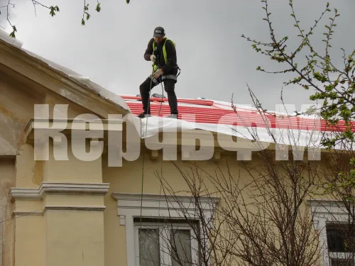 На домах старого фонда в Керчи продолжается капитальный ремонт кровель