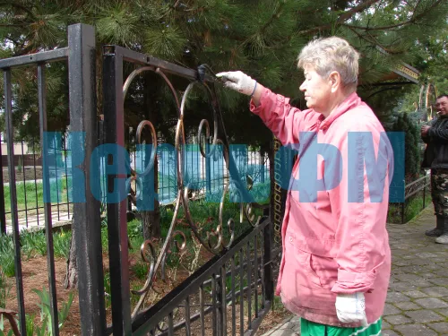 На территории храма Святого апостола Андрея Первозванного в Керчи царит идеальный порядок