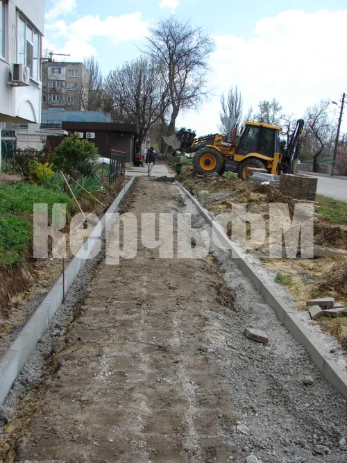 На Кирова в Керчи продолжаются работы по обустройству тротуаров