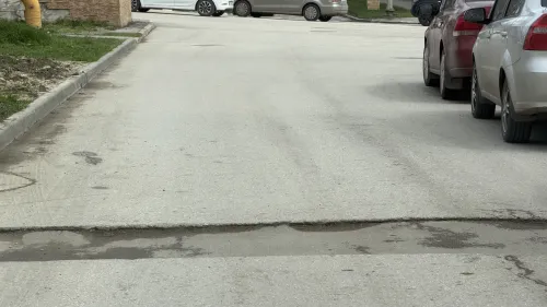 Ловушка для водителей: на Борзенко просел асфальт, знаков нет