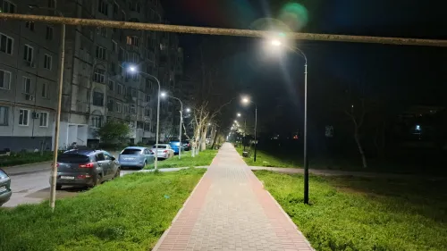 Пасхальная ночь и ярко освещенная аллея от 26-ой школы к храму в Керчи