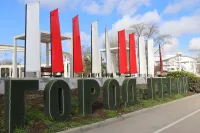 Инсталляцию «Город‑герой Керчь» оформили красно‑белыми полотнами