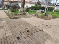 Новости » Общество: За остановкой "Площадь Ленина" в Керчи плитку восстановили не полностью