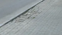 Новости » Общество: На Кирова после работ подрядчика "просел" новый тротуар
