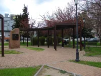 Новости » Общество: В сквере Воссоединения Керчи исчезли из под перголы одни качели