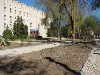Новости » Общество: У Школы искусств Р.Сердюка в Керчи приводят в порядок газоны