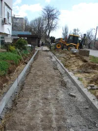 На Кирова в Керчи продолжаются работы по обустройству тротуаров