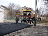 Новости » Общество: В районе МКД по Казакова, 48 в Керчи укладывают второй слой асфальта