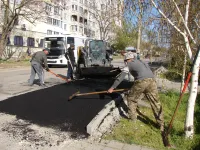 Новости » Общество: На Кирова в Керчи заканчивают асфальтировать новый тротуар