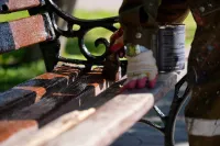 Новости » Общество: В центре Керчи приводят в порядок скамейки