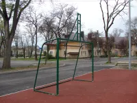 Новости » Общество: Во дворе по Казакова, 46 в Керчи новая футбольная площадка ждет дооснащения