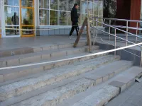Новости » Общество: У центрального входа керченской горбольницы №1 ремонтируют ступени