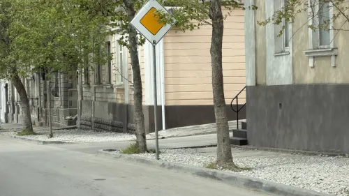 Новости » Общество: В Керчи на Свердлова работы не ведутся уже несколько месяцев