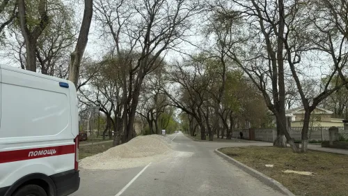 В Керчи на проезжую часть высыпали гору щебня